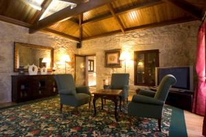 Ein Sitzbereich in der Unterkunft Hotel Pazo de Lestrove by Pousadas de Compostela