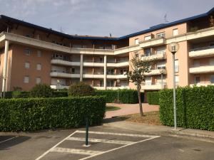 un parking vide devant un bâtiment dans l'établissement Les Florentines, à Toulouse