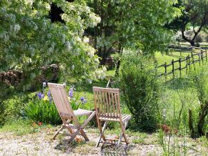 zwei Stühle nebeneinander in einem Garten in der Unterkunft Le Clos de la Tuilière in Grignan