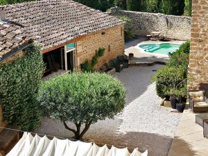 グリニャンにあるLe Clos de la Tuilièreの家とプールのある裏庭の景色を望めます。