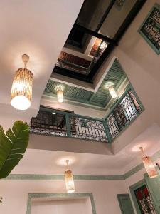 Habitación con 2 lámparas de araña y vidrieras. en Riad Gasämbre Touareg, en Marrakech