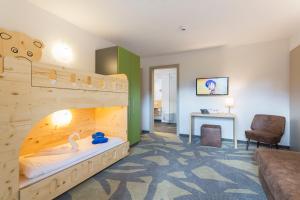 Televízia a/alebo spoločenská miestnosť v ubytovaní Familotel Kaiserhof - Families only