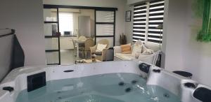 bañera en una habitación con sala de estar en Villa Beau Site, en Saint-Maurice