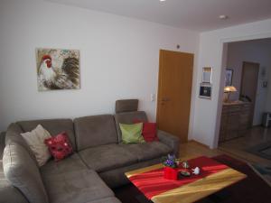 ein Wohnzimmer mit einem Sofa und einem Tisch in der Unterkunft Ferienwohnung Luzia in Nettetal