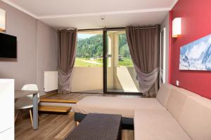 ein Hotelzimmer mit einem Bett und Bergblick in der Unterkunft SOWELL RESIDENCES New Chastillon in Isola 2000