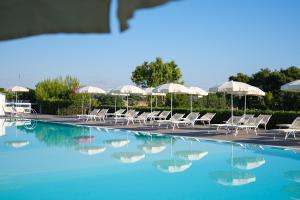 Torre Guaceto Greenblu Resort内部或周边的泳池