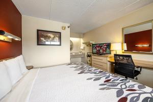 Un pat sau paturi într-o cameră la Red Roof Inn Boston - Southborough/Worcester