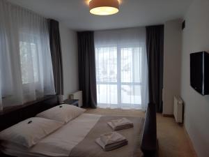 Ένα ή περισσότερα κρεβάτια σε δωμάτιο στο Villa Roma przy wyciągu na Szrenicę