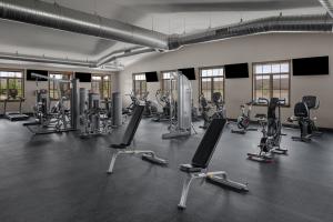 Fitness centrum a/nebo fitness zařízení v ubytování Sun Outdoors Rocky Mountains