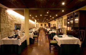 Ein Restaurant oder anderes Speiselokal in der Unterkunft Hotel Pazo de Lestrove by Pousadas de Compostela 