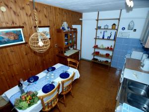 una cocina con una mesa con platos azules. en Haus Franciska, en Podgora
