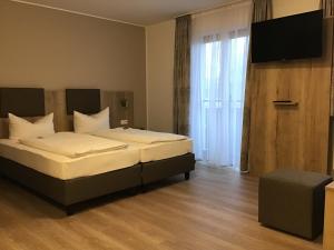 Postel nebo postele na pokoji v ubytování Gasthof Hotel Esterer