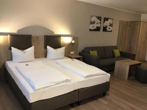 Postel nebo postele na pokoji v ubytování Gasthof Hotel Esterer