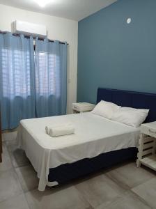 1 dormitorio con 1 cama grande y paredes azules en CASA Naranja.RR en Barrio San Isidro (2)