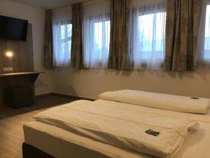Postel nebo postele na pokoji v ubytování Gasthof Hotel Esterer