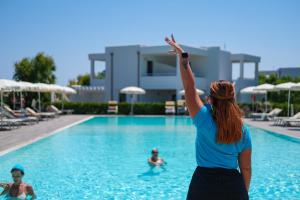 Torre Guaceto Greenblu Resort内部或周边的泳池
