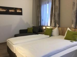 Postel nebo postele na pokoji v ubytování Gasthof Hotel Esterer