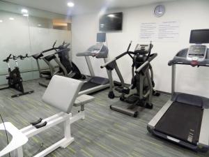 - une salle de sport avec tapis de course et machines elliptiques dans l'établissement Holiday Inn Express Mexico Santa Fe, an IHG Hotel, à Mexico