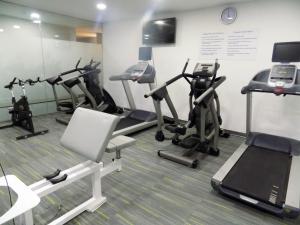 un gimnasio con cintas de correr y máquinas elípticas en Holiday Inn Express Mexico Santa Fe, an IHG Hotel, en Ciudad de México