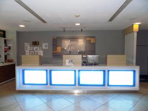 um balcão num quarto com luzes azuis em Holiday Inn Express Mexico Santa Fe, an IHG Hotel em Cidade do México