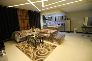 穆里的住宿－Aloche Apartments，客厅配有沙发和桌子