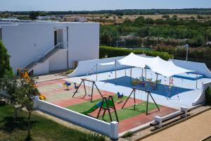 Torre Guaceto Greenblu Resort的儿童游玩区