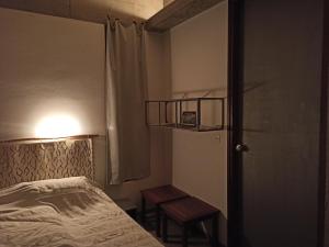 ティロスにあるStudios Kyparissi & Spaのベッドルーム(ベッド1台、テーブル、ランプ付)