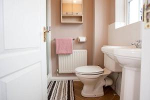 Et badeværelse på 3 Bed Townhouse Stafford + 22 billeder