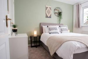 En eller flere senge i et værelse på 3 Bed Townhouse Stafford