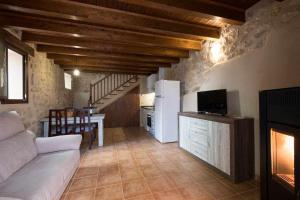Caseras的住宿－Casa rural Lo Niu，带沙发的客厅和厨房