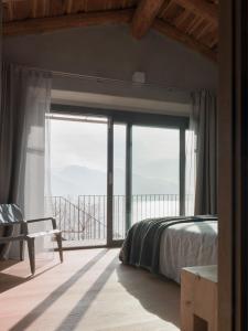 sypialnia z łóżkiem i dużym oknem w obiekcie Casa Olea Hotel w mieście Cremia