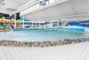 Bazén v ubytování RBR 244 - Beach Resort Kamperland nebo v jeho okolí + 12 fotografií