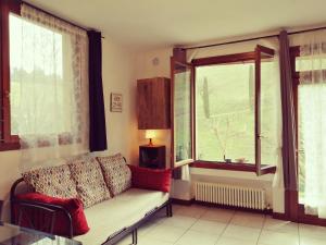 een woonkamer met een bank en een raam bij BoscoBo - Relax & Natura in Bologna