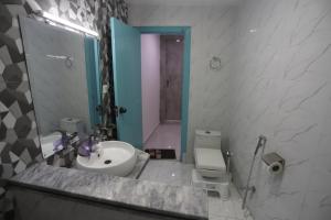 A bathroom at Aloche Apartments