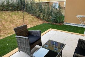 a patio with a table and two chairs and a table and chairs at Deux pieces Moderne et Chaleureux in Saint-Laurent-du-Var