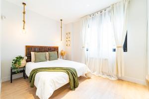 Säng eller sängar i ett rum på EdSam Madrid Apartments White