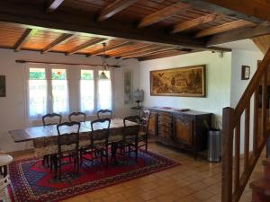 Marigny的住宿－Maison/Gîte familial dans le Jura à 200m du lac avec piscine privée，一间带桌椅的用餐室