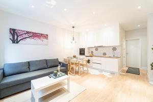 A kitchen or kitchenette at EdSam Madrid Apartments White Még 12 kép