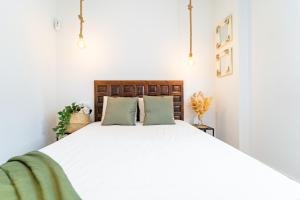 A bed or beds in a room at EdSam Madrid Apartments White