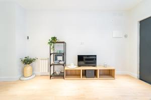 a living room with a desk and a tv at EdSam Madrid Apartments White in Madrid