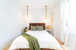 A bed or beds in a room at EdSam Madrid Apartments White