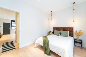 A bed or beds in a room at EdSam Madrid Apartments White