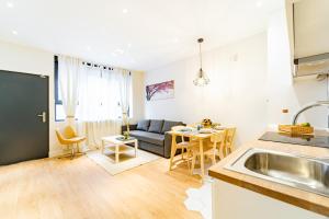 A kitchen or kitchenette at EdSam Madrid Apartments White