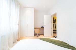 A bed or beds in a room at EdSam Madrid Apartments White