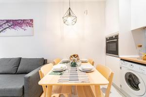 A kitchen or kitchenette at EdSam Madrid Apartments White