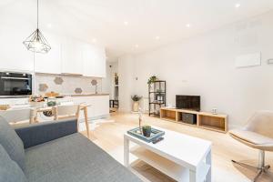 EdSam Madrid Apartments White في مدريد: غرفة معيشة مع أريكة وطاولة