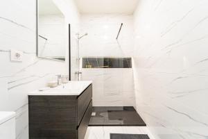 Ванная комната в EdSam Madrid Apartments White