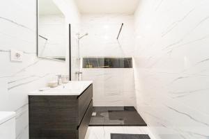 A bathroom at EdSam Madrid Apartments White