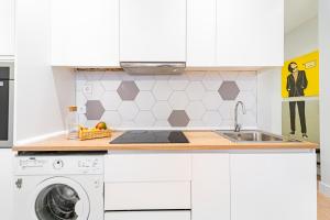 A kitchen or kitchenette at EdSam Madrid Apartments White