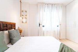 A bed or beds in a room at EdSam Madrid Apartments White